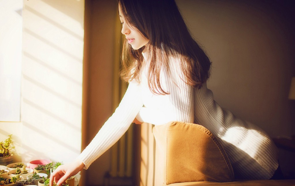 男人天生多情，只是他会对某一个人长情。女人天生专情，但她会对某一个人绝情。男人和一个喜欢的人在一起的时候，心里还有一个或多个她。因为他多情[lizhigushicom]。女人和一个喜欢的人在一起她所想的就是他。即使有更好的男人出现她也不会放弃。因为她的专情。而当她决定放弃一切都没有余地了。因为她绝情!